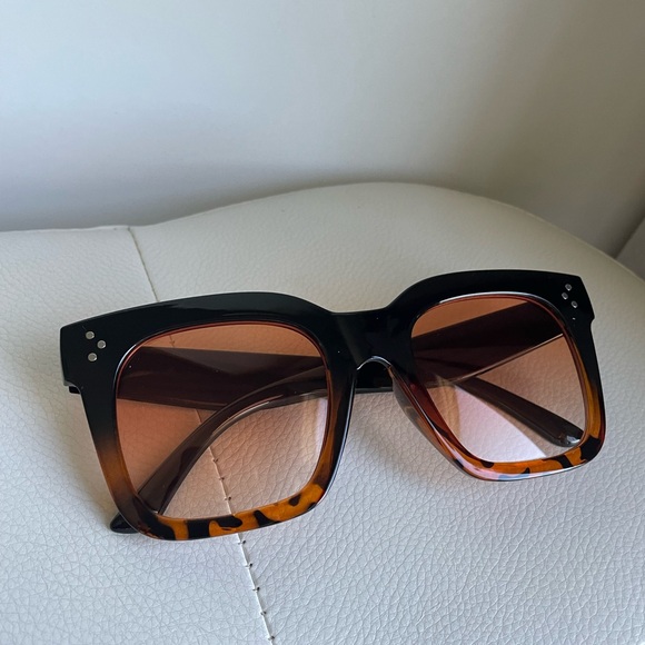 🎉Back in Stock!! Celine-Style Tortoise Sunnies - Picture 5 of 5